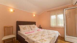 Гостевой дом Cicvaric rooms Вирпазар Семейный номер с балконом-1